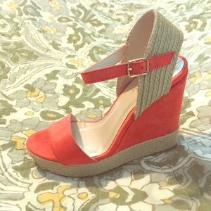 Qupid coral Wedges Size 6.5